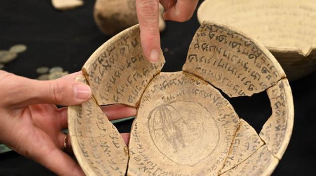 Ngoài 3 chiếc bát cổ xưa trên, giới chức trách Israel còn tìm thấy hàng trăm đồng xu cổ, đồ thủy tinh và một số vũ khí.