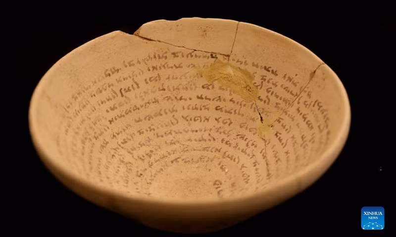 Vì vậy, người xưa đã làm ra những vật dụng để xua đuổi ma quỷ như những chiếc bát được tìm thấy mới đây. Người dân sống cách đây khoảng 1.500 năm tin rằng, nếu đặt những chiếc bát trong nhà với tư thế úp ngược xuống đất nhằm khiến ma quỷ mắc kẹt bên trong.