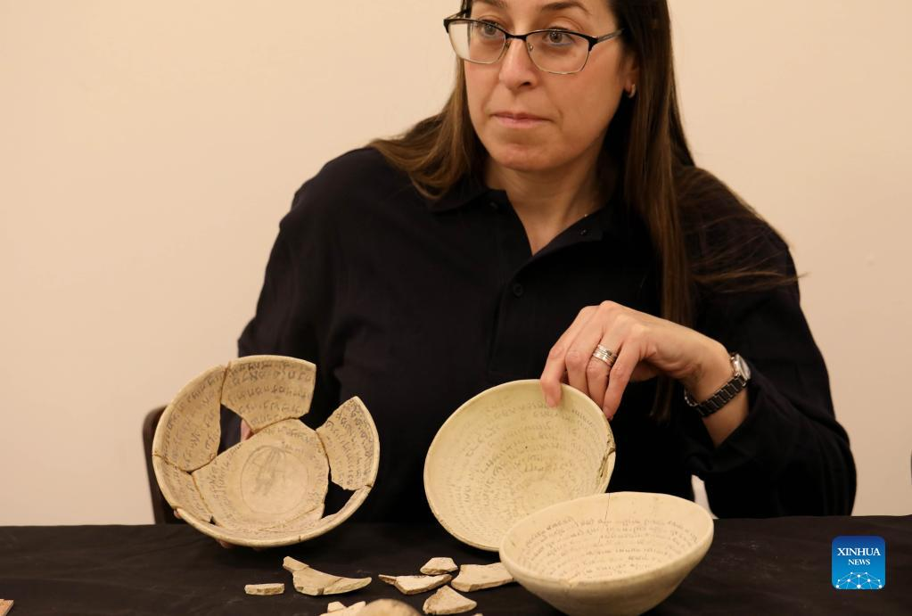 Thêm nữa, bên trong chiếc bát sẽ viết tên của gia chủ và các thành viên trong gia đình để thần linh bảo vệ họ khỏi các thế lực tà ác.