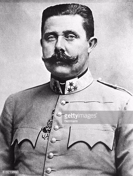 Khi ấy, các thành viên của tổ chức Bàn Tay Đen ném một quả bom về phía xe chở Thái tử Franz Ferdinand. Tuy nhiên, quả bom không phát nổ ngay lập tức.