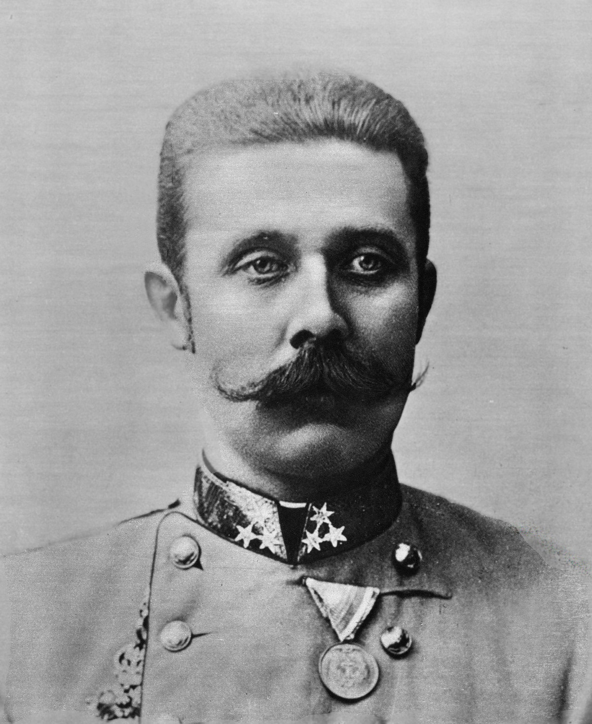 Một lúc sau, quả bom phát nổ và khiến chiếc xe di chuyển phía sau xe của Thái tử Franz Ferdinand nổ tung.