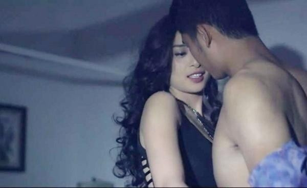 Nữ diễn viên 7X tiết lộ, MV được quay trong vòng hai ngày, nhưng ê kíp phải mất một tháng để chọn và dựng cảnh.