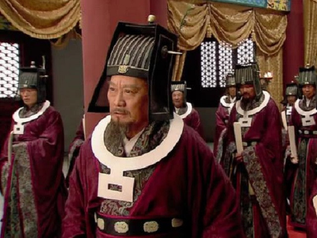 Cuối cùng, Sái Kinh cũng bị trừng trị khi bị triều đình kết án đi đày ở Lĩnh Nam vì những tội nghiêm trọng gây ra trong những năm làm quan. Trên đường đi đày, tham quan này bị người dân mắng chửi, xua đuổi và không cho thức ăn. Về sau, Sái Kinh chết khi 81 tuổi ở chùa Đông Minh. Đến lúc chết, tham quan này không được chôn trong quan tài tử tế. Thi thể chỉ được gói vào vải xanh cũ thường được dân nghèo dùng rồi chôn cất.