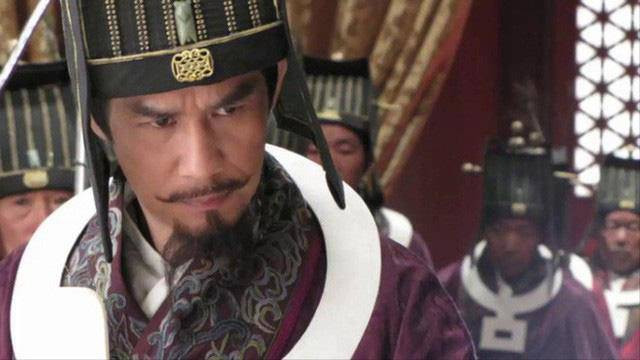 Theo sử sách, mỗi lần đến dịp sinh nhật của hoàng đế, Sái Kinh đều bí mật lấy những châu báu, ngọc ngà hiếm lạ cất làm của riêng. Số còn lại ông dâng lên cho nhà vua.