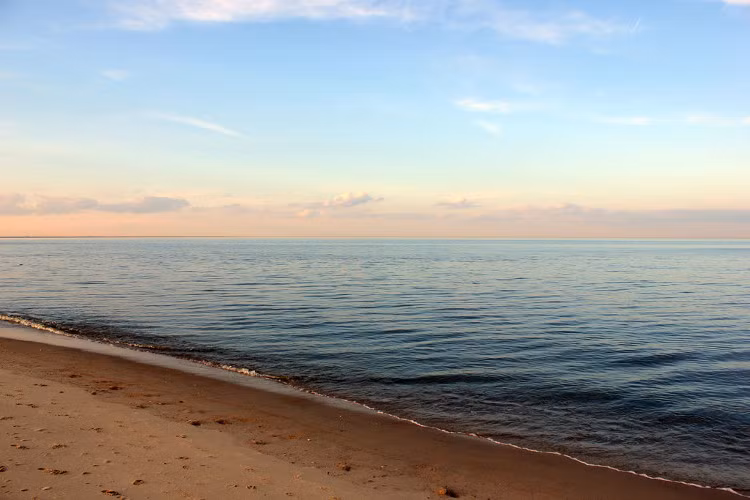 Trong số này, các nhà nhà nghiên cứu tại phòng thí nghiệm quốc gia về năng lượng Oak Ridge, Mỹ và phòng thí nghiệm quốc gia Tây Bắc Thái Bình Dương đã đạt được thành công trong việc thực hiện mục tiêu tăng gấp đôi số lượng uranium được chiết xuất từ nước biển bằng cách sử dụng công nghệ của Nhật Bản được phát triển vào cuối những năm 1990.