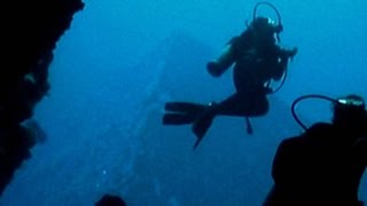 Tuy nhiên, về sau, Atlantis chìm xuống biển sau trận động đất hoặc sóng thần. Trong suốt nhiều thế kỷ, không ít chuyên gia cố gắng xác định vị trí của thành phố huyền thoại này nhưng chưa thành công.