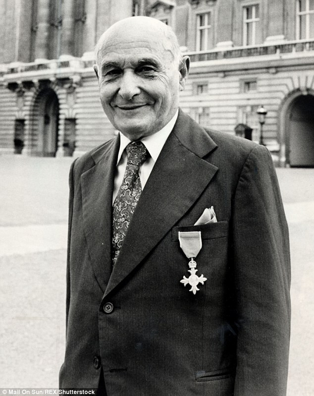 García sử dụng một số mánh lới và được Đức quốc xã tin tưởng, chấp thuận trở thành điệp viên của phát xít Đức. Mặc dù được giao nhiệm vụ do thám tình hình của Anh rồi gửi tin tình báo về cho Đức nhưng điệp viên García lại đến Lisbon và tạo ra các báo cáo tình báo giả mạo khiến Đức quốc xã mắc lừa.