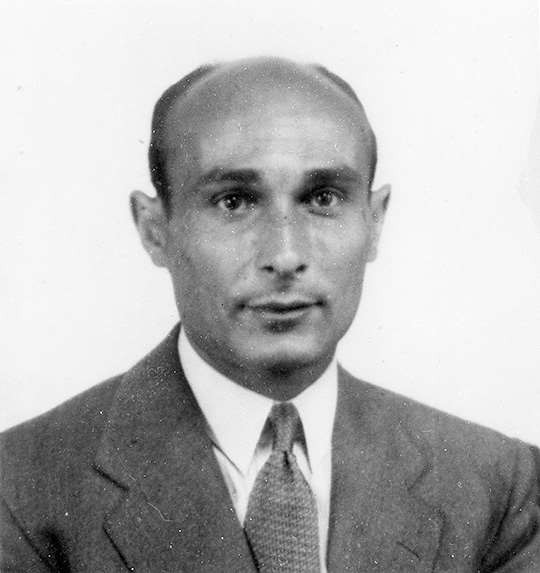 Để thực hiện kế hoạch táo bạo đó, García che giấu thân phận thật và làm giả danh tính là một quan chức chính phủ Tây Ban Nha - người sùng bái chính quyền Đức quốc xã.