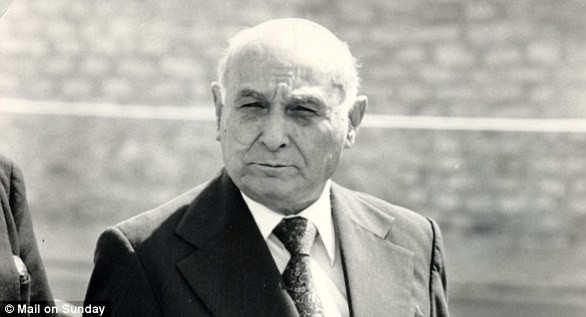 Trong số này có việc điệp viên Juan đã thuyết phục chính quyền Đức quốc xã rằng chiến dịch đổ bộ Normandy tháng 6/1944 của quân Đồng minh chỉ đơn thuần là sự đánh lạc hướng trước khi một chiến dịch có quy mô lớn hơn sắp diễn ra ở khu vực Pas de Calais, dọc bờ biển miền Bắc nước Pháp.