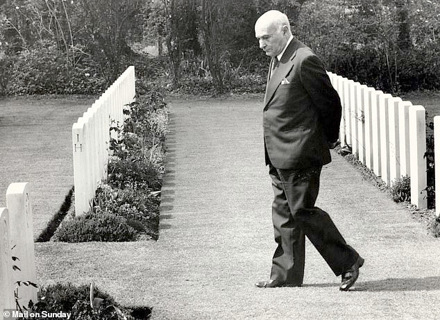 Nhờ nỗ lực của điệp viên Juan, phát xít Đức mắc lừa và chiến dịch đổ bộ Normandy của Anh và quân Đồng minh giành thắng lợi lớn. Ông Juan hoàn thành xuất sắc nhiều nhiệm vụ và che giấu thân phận điệp viên 2 mang mà không bị Đức quốc xã phát hiện. Do không bị nghi ngờ nên điêpcj viên này còn nhận được giải thưởng Iron Cross vì những đóng góp cho chế độ Đức Quốc xã.