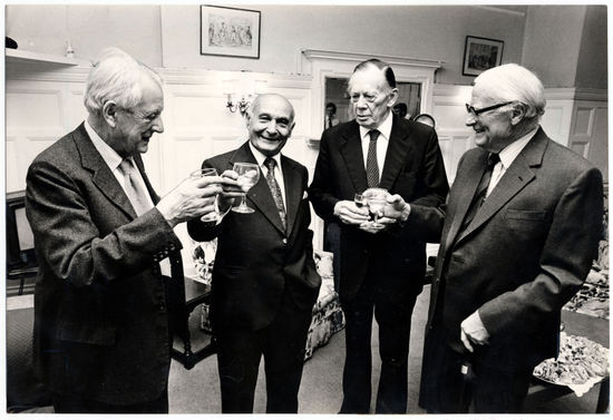 Trong khi đó, ông Juan cũng được phía Anh trao nhiều giải thưởng danh giá vì những đóng góp to lớn trong cuộc chiến chống phát xít. Sau khi Thế chiến 2 kết thúc, ông nhận sự trợ giúp của Cơ quan tình báo Anh M15 để tới Angola và tạo một vụ giả chết vì bệnh sốt rét năm 1949. Sau đó, ông chuyển đến sống ở Lagunillas, Venezuela.