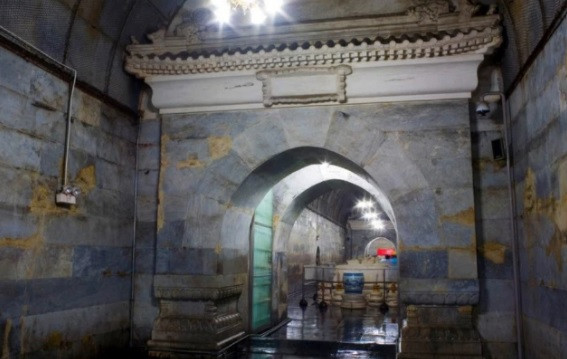 Sau khi đảm bảo toàn nhóm thợ đã ra ngoài, người ta sẽ từ từ đóng cửa lại và làm cho tảng đá chống vào vừa khớp với thanh chốt cánh cửa lớn đóng kín từ bên trong, lợi dụng độ nghiêng và trọng lực tự nhiên để viên đá chặn cánh cửa.