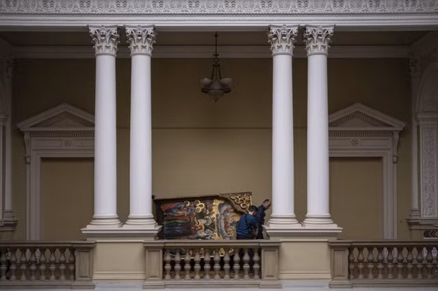 Bảo tàng Quốc gia Andrey Sheptytsky ở thành phố Lviv, miền Tây Ukraine là một trong số đó. Toàn bộ nhân viên nhanh chóng đóng gói cẩn thận các tác phẩm nghệ thuật, cổ vật rồi xếp vào trong các căn phòng kín bên trong hầm tránh bom phía dưới bảo tàng.