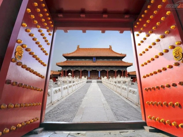 Ngoài hoàng đế và hoàng hậu, Trạng Nguyên, Bảng Nhãn và Thám Hoa được phép đi qua Chính Môn. Khi triều đình tổ chức thi cử, tất cả thí sinh phải đi vào Tử Cấm Thành bằng hai cửa phụ Dịch Môn.