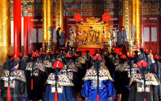 Một trong những lần xử phạt ở Ngọ Môn khiến quan viên run rợ được ghi chép trong cuốn "Minh sử". Khi ấy, hoàng đế Chính Đức hạ lệnh lôi hơn 130 vị quan ra Ngọ Môn nhận hình phạt. 11 người chết trong lúc nhận phạt còn những người khác bị thương nặng sau khi nhận phạt. Họ mất nhiều thời gian mới có thể hồi phục sức khỏe.