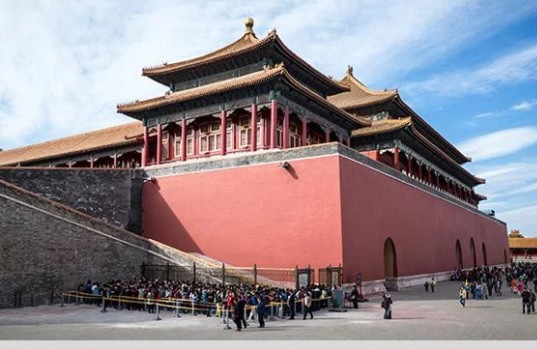 Ngọ Môn là cổng chính phía nam của Tử Cấm Thành với 5 cửa. Trong đó, cửa chính giữa gọi là Chính Môn, hai cửa hai bên là Đông Trắc Môn và Tây Trắc Môn và hai cửa ngoài cùng là cửa phụ Dịch Môn.