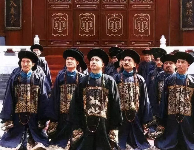 Các thị vệ trong cung sẽ thực hiện "trượng hình" đối với các quan viên phạm tội và không hề có sự nương tay. Việc bị nhà vua hạ lệnh lôi ra Ngọ Môn xử tội khiến các quan viên không chỉ đối mặt với sự đau đớn về mặt thể xác mà còn mất hết thể diện trước văn võ bá quan trong triều.