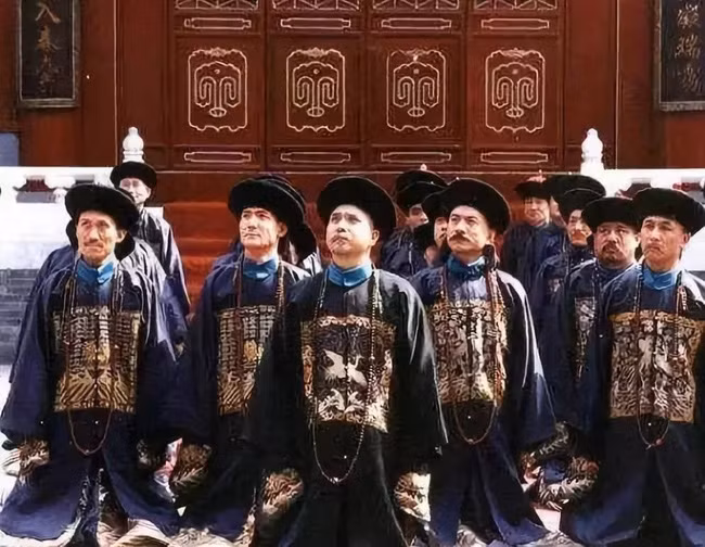 Các thị vệ trong cung sẽ thực hiện "trượng hình" đối với các quan viên phạm tội và không hề có sự nương tay. Việc bị nhà vua hạ lệnh lôi ra Ngọ Môn xử tội khiến các quan viên không chỉ đối mặt với sự đau đớn về mặt thể xác mà còn mất hết thể diện trước văn võ bá quan trong triều.