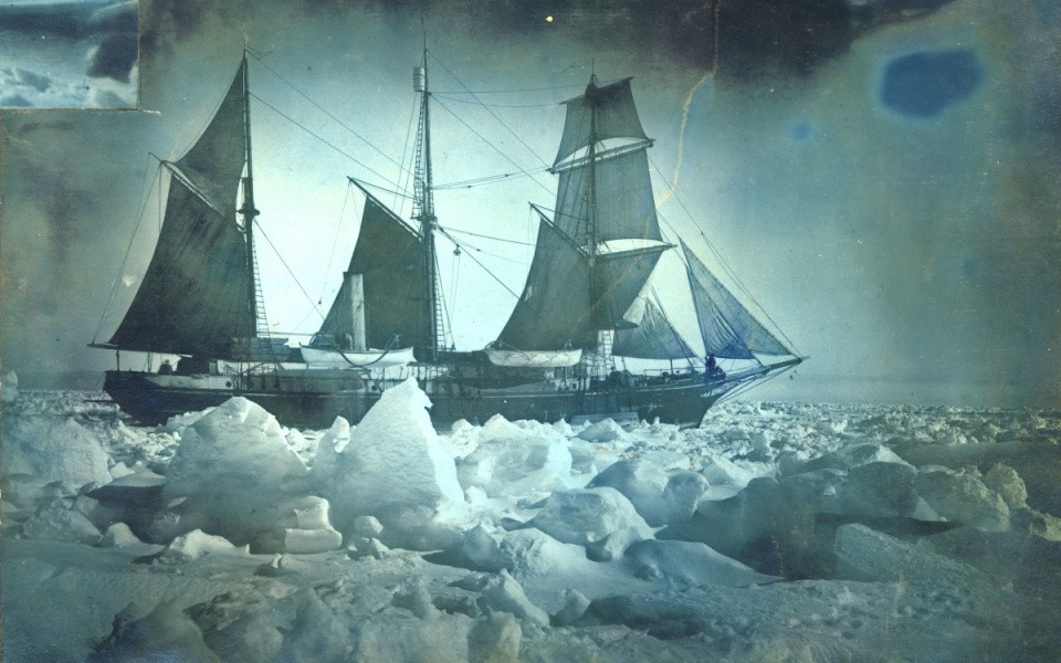 Hai ngày sau khi khởi hành, tàu Endurance đi vào vùng băng nổi. Trong những tuần tiếp theo, con tàu di chuyển về hướng Nam. Tuy nhiên, vào ngày 18/1/1915, một cơn bão phía Bắc đã thổi dạt đám băng vào đất liền khiến tàu Endurance mắc kẹt khi chỉ còn 1 ngày nữa là tới điểm dừng.