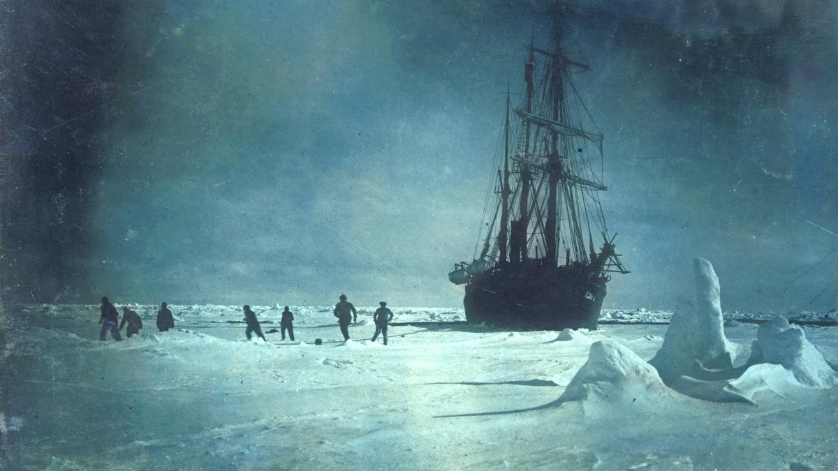 Endurance là con tàu gỗ 3 cột buồm dài 44m. Nó khởi hành tới Nam Cực vào ngày 5/12/1914. Khi ấy, trên tàu có 27 người, 69 con chó và một con mèo. Mục đích của chuyến đi này là thiết lập một căn cứ trên bờ biển Weddell ở Nam Cực.