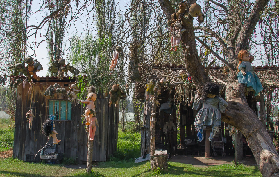 Về sau, một người đàn ông đã thu thập các con búp bê bị vứt bỏ rồi mang về treo khắp đảo La Isla de las Muñecas. Nhiều con búp bê khiến người xem hãi hùng vì thiếu một số bộ phận như tay, chân.