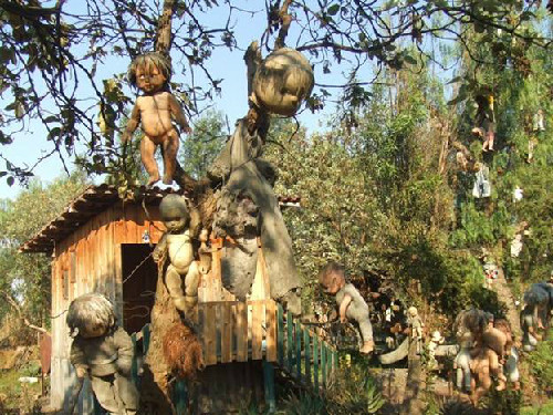 Đảo La Isla de las Muñecas hay còn gọi đảo búp bê ở Mexico là một địa điểm rùng rợn và bí ẩn nổi tiếng thế giới. Theo các câu chuyện, một bé gái chết đuối trong con kênh phía sau hòn đảo.
