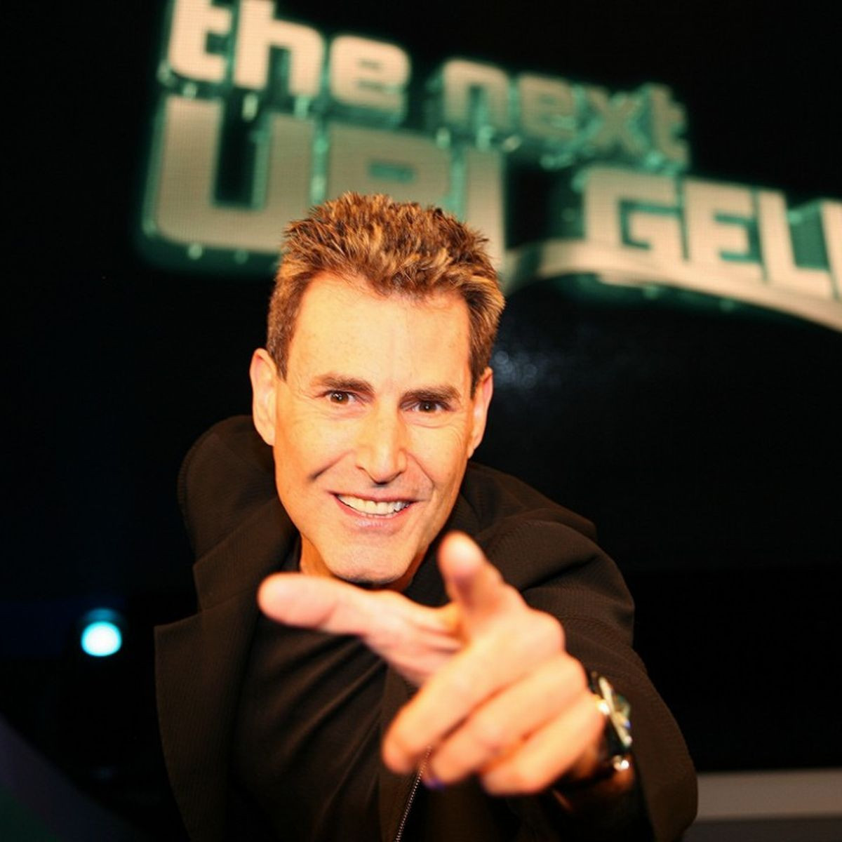 Ông Uri Geller suy đoán đó có thể chính là dấu hiệu của người ngoài hành tinh. Vì vậy, giới khoa học cần nhanh chóng giải mã thông điệp mà sinh vật ngoài Trái đất gửi tới chúng ta.