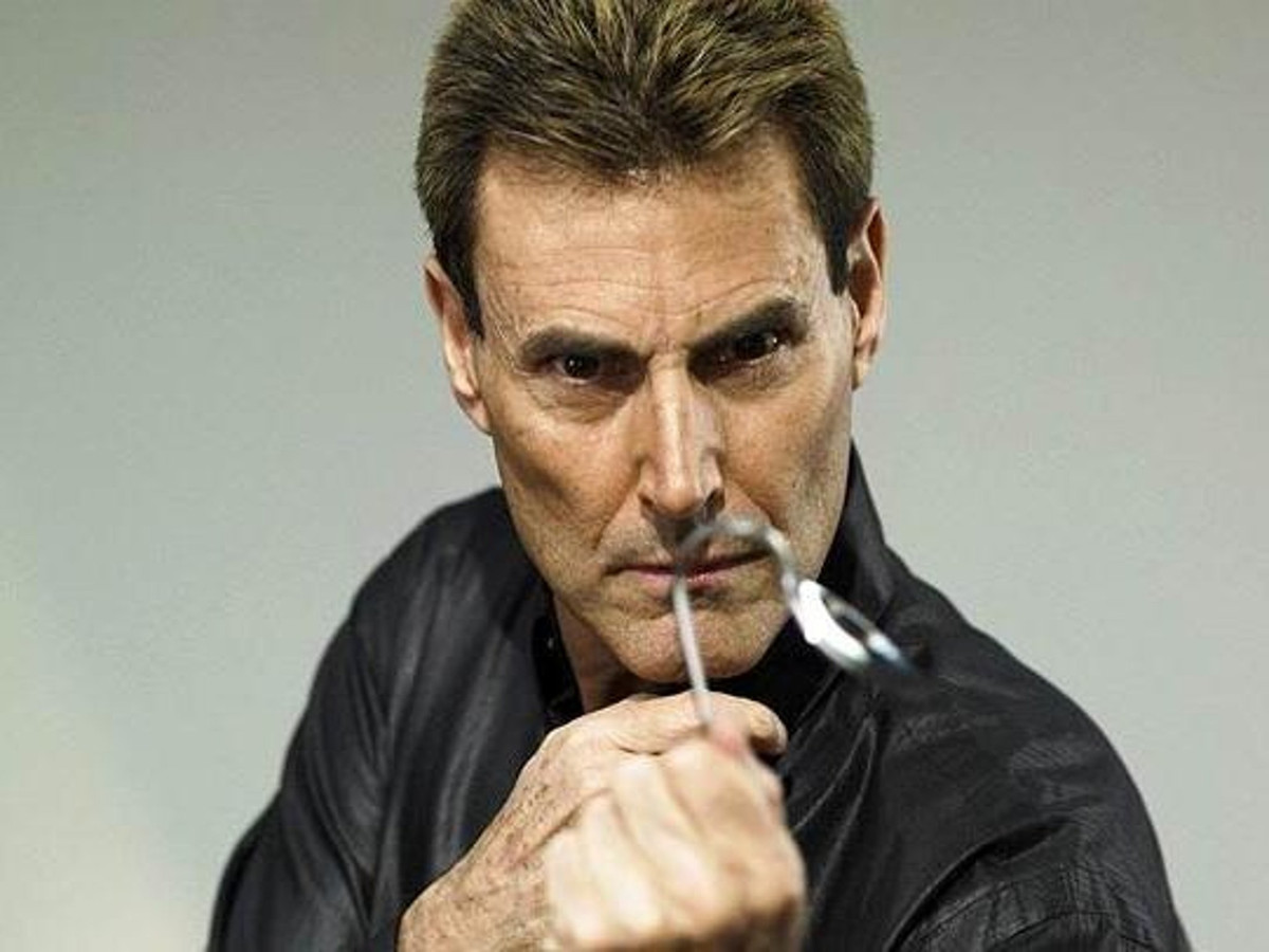 Uri Geller được biết đến là nhà ngoại cảm nổi tiếng thế giới. Trong thời gian qua, ông đã gây ấn tượng mạnh với công chúng với khả năng bẻ cong thìa, iPhone 6, làm chệch kim la bàn chỉ bằng ý nghĩ. Ông tin rằng, sức mạnh của bản thân được người ngoài hành tinh trao cho.