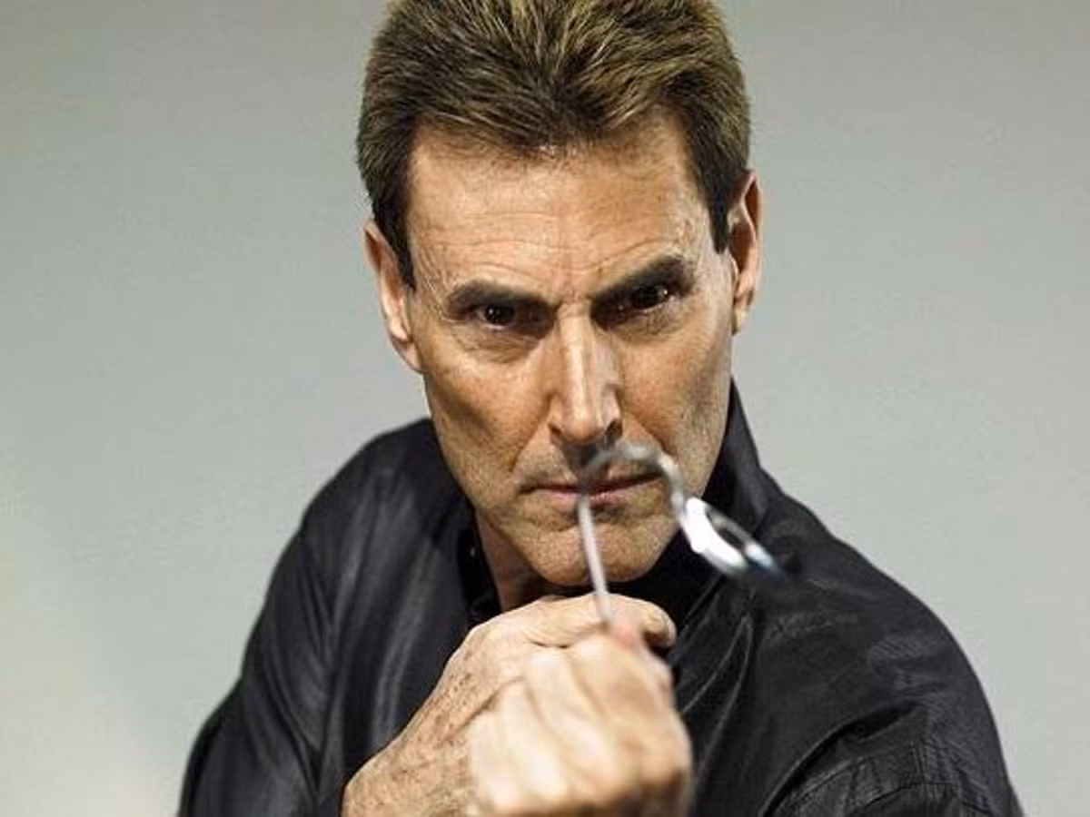 Uri Geller được biết đến là nhà ngoại cảm nổi tiếng thế giới. Trong thời gian qua, ông đã gây ấn tượng mạnh với công chúng với khả năng bẻ cong thìa, iPhone 6, làm chệch kim la bàn chỉ bằng ý nghĩ. Ông tin rằng, sức mạnh của bản thân được người ngoài hành tinh trao cho.