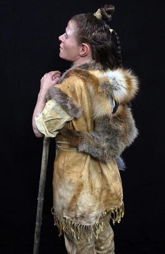 Tiếp đến, nhóm của ông Nilsson dùng các đinh chốt nhằm xác định độ sâu mô rồi tỉ mỉ xếp từng lớp đất sét tượng trưng cho cơ mặt. Họ cẩn thận đắp lên trên bằng lớp đất nặn dẻo.