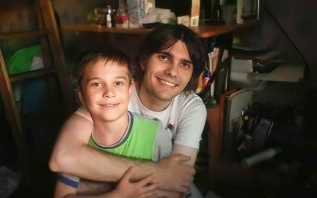 Cụ thể, mẹ của Boriska cho hay con trai bộc lộ những điều đặc biệt chỉ sau 15 ngày chào đời. Khi ấy, cậu bé có thể giữ thẳng đầu mà không cần ai hỗ trợ. Khi lên 1 tuổi, Boriska biết đọc tiêu đề báo. Một năm sau, cậu bé bắt đầu học vẽ. Sau 6 tháng theo học, Boriska có kỹ năng vẽ thành thạo.