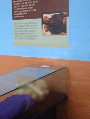 Những xác ướp này được phát hiện tình cờ vào những năm 1950 khi nghĩa trang được tu sửa do ảnh hưởng của lũ lụt. Khi mở các ngôi mộ này, người dân bất ngờ nhìn thấy các thi hài không có dấu hiệu phân hủy. Làn da của thi hài chuyển sang màu nâu.