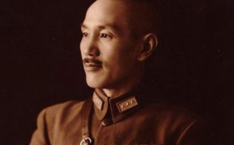 Trái ngược với vợ, Tưởng Giới Thạch không uống rượu, không hút thuốc. Do vậy, nhiều người cứ nghĩ ông sẽ rất ghét khi ở bên người vợ "nghiện" hút thuốc như Tống Mỹ Linh.