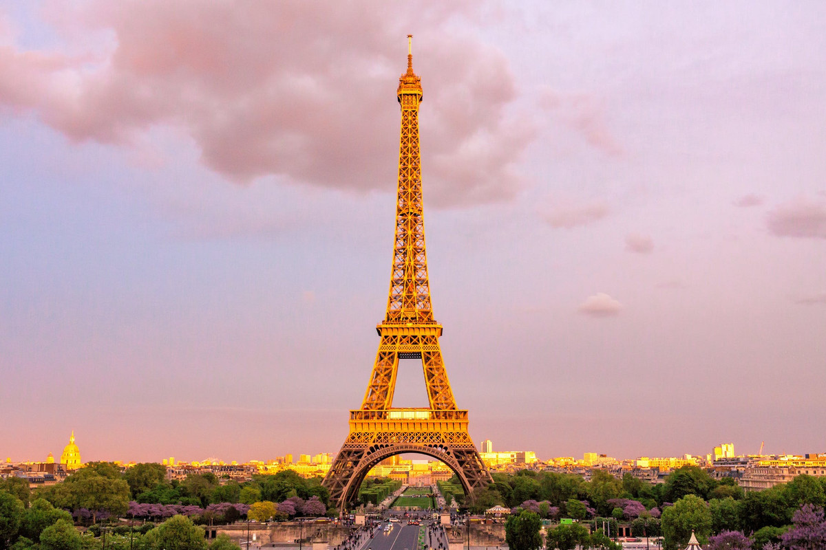 Tháp Eiffel là một trong những kiến trúc nổi tiếng thế giới có thu phí tham quan thu hút nhiều khách du lịch ghé thăm nhất. Đến tháng 9/2017, tháp Eiffel tiếp đón vị khách thứ 300 triệu kể từ khi công trình này khánh thành.