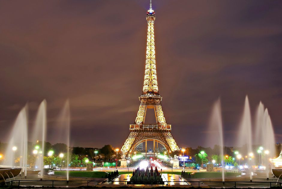 Các kỹ sư, công nhân lắp đặt 20.000 bóng đèn khiến tháp Eiffel mang vẻ đẹp lung linh, tráng lệ vào buổi tối.