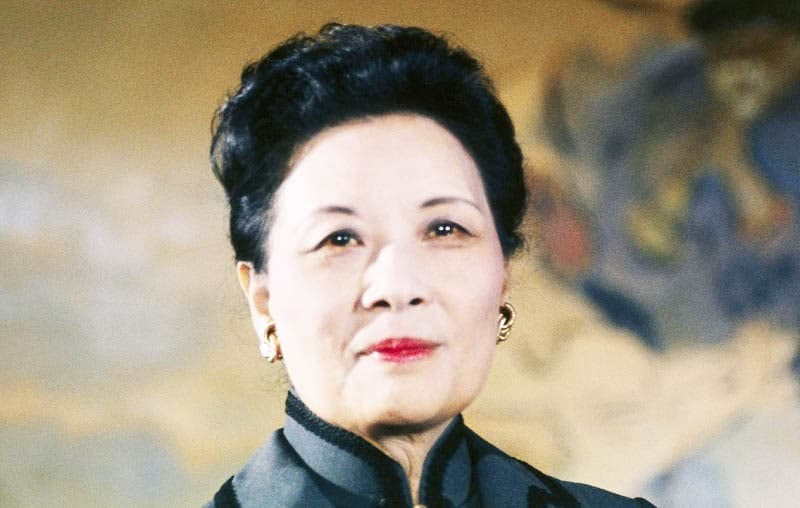 Khi còn sống, Tống Mỹ Linh thường ăn 2 loại rau gồm: cần tây và rau bina (cải bó xôi). Chúng thường xuất hiện trong các bữa ăn của bà. Các chuyên gia đã phân tích, kiểm tra 2 loại rau này và phát hiện chúng có nhiều tác dụng trong việc tăng cường sức khỏe, chống ung thư và nâng cao tuổi thọ.