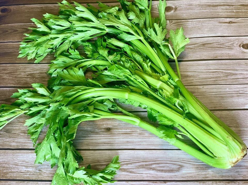 Đặc biệt, rau cần tây là thực phẩm giàu chất xơ, được tiêu hóa trong ruột tạo ra lignin. Đây là chất chống oxy hóa, ở nồng độ cao có thể ức chế chất gây ung thư do vi khuẩn đường ruột tiết ra và có thể ngăn ngừa ung thư ruột kết.