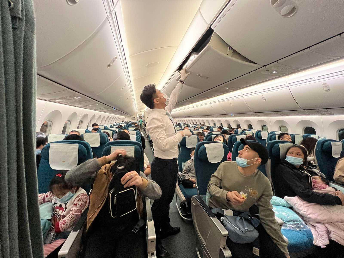 Đại sứ Việt Nam tại Romania Đặng Trần Phong ra sân bay để tiễn kiều bào lên máy bay về nước. Đại sứ cũng là người đi qua biên giới giải quyết thủ tục để đón đoàn và giờ đây được tận mắt chứng kiến kiều bào sắp được lên máy bay về nước trong chuyến bay sơ tán đầu tiên.