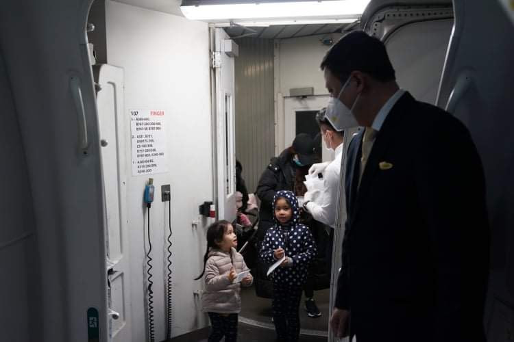 Các em nhỏ cùng gia đình trở về Việt Nam trên chuyến bay khởi hành từ Bucharest. Cảng hàng không Quốc tế Nội Bài (NIA) đã lên các phương án để phục vụ chuyến bay giải cứu chở công dân Việt Nam từ Ukraine về nước tại sân bay Nội Bài.