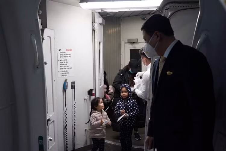 Các em nhỏ cùng gia đình trở về Việt Nam trên chuyến bay khởi hành từ Bucharest. Cảng hàng không Quốc tế Nội Bài (NIA) đã lên các phương án để phục vụ chuyến bay giải cứu chở công dân Việt Nam từ Ukraine về nước tại sân bay Nội Bài.