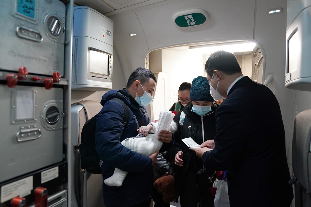 Một gia đình người Việt lên chuyến bay giải cứu đầu tiên về nước.