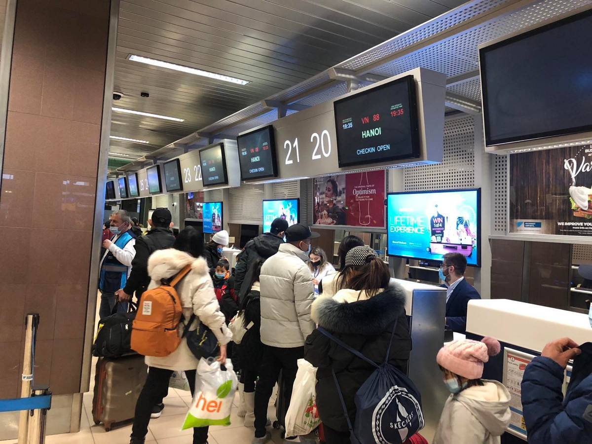 Vào lúc 19h35 ngày 7/3 (theo giờ địa phương), chuyến bay giải cứu đầu tiên chở 287 người Việt Nam sơ tán từ Ukraine cất cánh từ Sân bay quốc tế Henri Coanda ở thủ đô Bucharest của Romania.