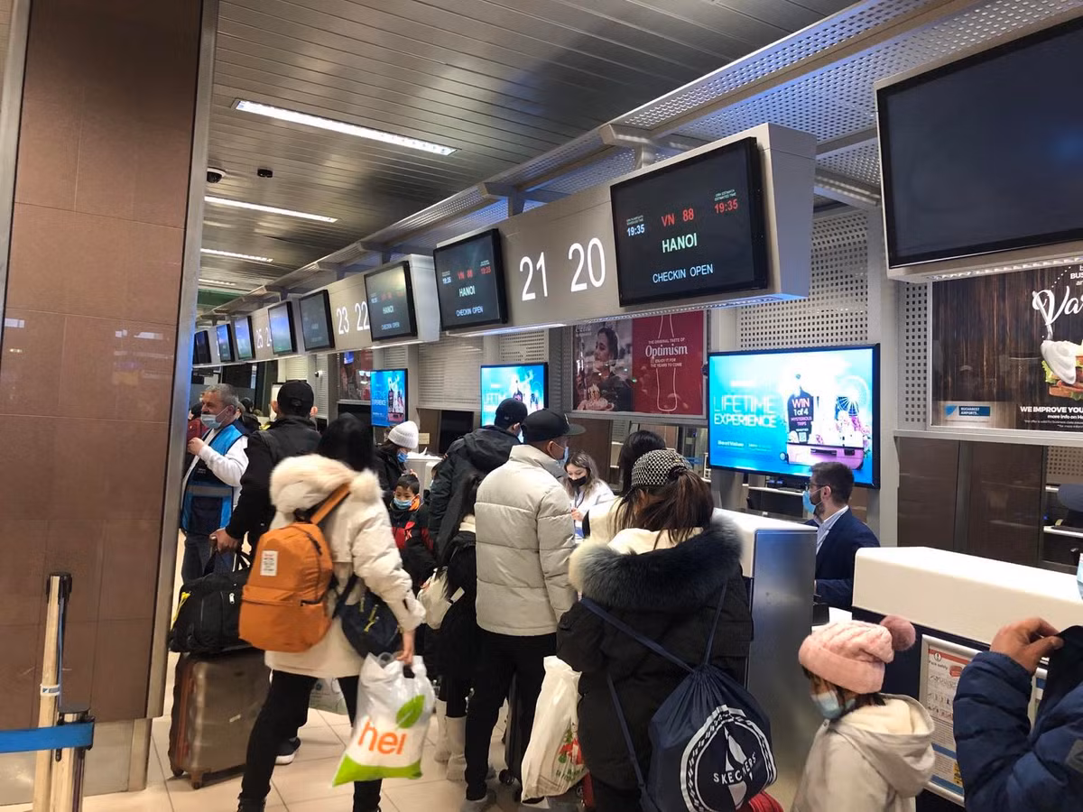 Vào lúc 19h35 ngày 7/3 (theo giờ địa phương), chuyến bay giải cứu đầu tiên chở 287 người Việt Nam sơ tán từ Ukraine cất cánh từ Sân bay quốc tế Henri Coanda ở thủ đô Bucharest của Romania.