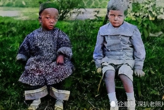 Một em bé Trung Quốc chụp ảnh cùng đứa trẻ người nước ngoài. Em bé phương Tây dường như quen với ống kính máy ảnh hơn nên gương mặt tự nhiên hơn.