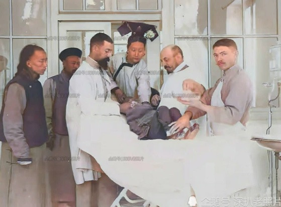 Vào cuối thế kỷ 19, đầu thế kỷ 20, Trung Quốc dưới thời nhà Thanh dần chịu ảnh hưởng của phương Tây. Trong ảnh là một em bé được gia đình đưa đến phòng khám nha khoa của các bác sĩ phương Tây để nhổ răng.