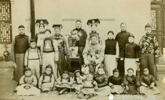 Một đại gia đình quý tộc thời nhà Thanh chụp ảnh kỷ niệm.