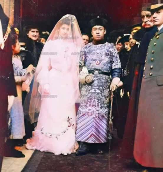 Bức ảnh độc đáo chụp một đám cưới được tổ chức theo phương thức Đông - Tây kết hợp vào năm 1902. Vào thời điểm đó, người dân Trung Quốc kết hôn với người ngoại quốc không còn là điều hiếm gặp.