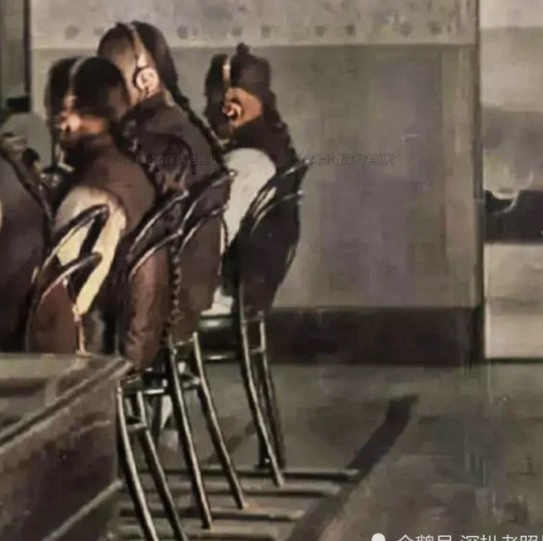 Tháng 12/1881, tuyến điện báo Thiên Tân - Thượng Hải được khai trương. Vào thời điểm đó, các nhân viên làm việc tại đây đều là những người đi du học nước ngoài trở về, thành thạo tiếng nước ngoài và có hiểu biết sâu rộng.