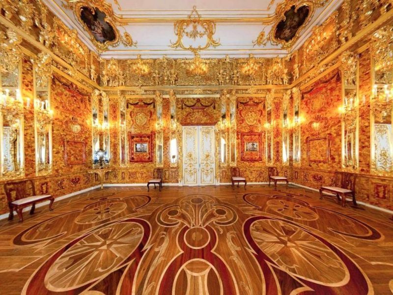 Căn phòng Hổ phách (Amber Room) là một kho báu triệu USD nổi tiếng thế giới mất tích bí ẩn trong Thế chiến 2. Năm 1716, vua Phổ Friedrich Wilhelm I tặng căn phòng quý giá này cho Pier đại đế của nước Nga nhằm thắt chặt liên minh 2 nước.