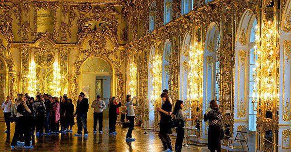 Suốt nhiều năm qua, nỗ lực tìm kiếm căn phòng triệu đô này vẫn chưa có kết quả. Ngày nay, cung điện Catherine trưng bày một bản sao của căn phòng Hổ phách để du khách tham quan.